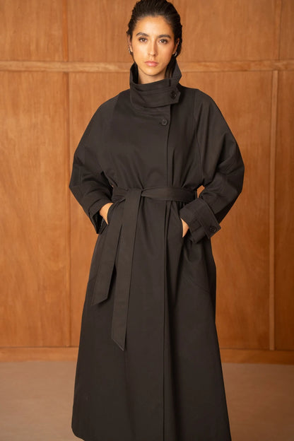 Langer Trenchcoat mit Gürtel und hohem Kragen