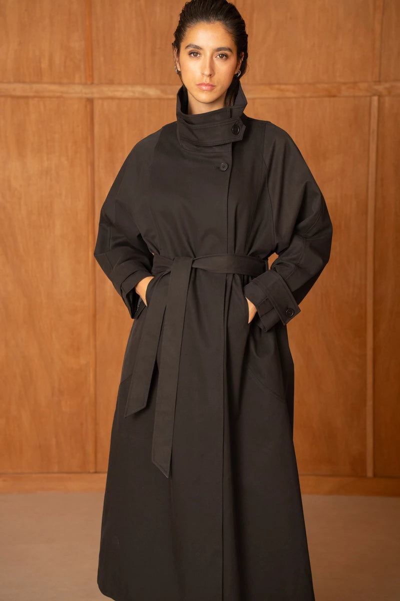 Langer Trenchcoat mit Gürtel und hohem Kragen
