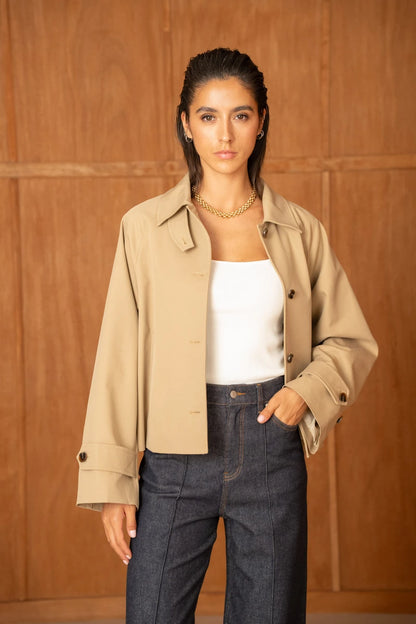 Kurze Jacke mit umwandelbarem Reverskragen
