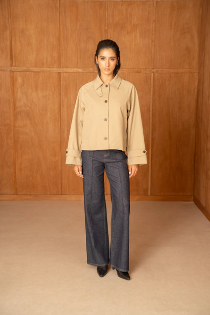 Kurze Jacke mit umwandelbarem Reverskragen