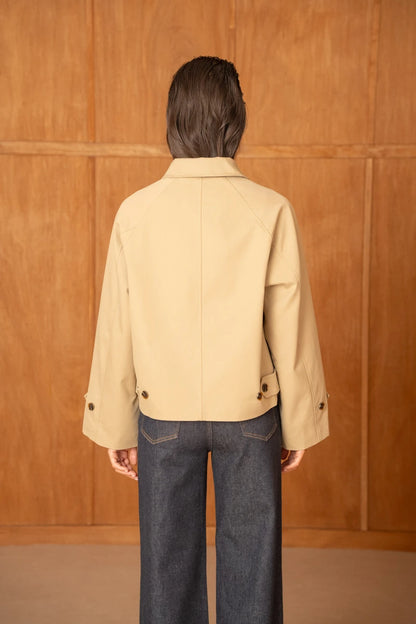 Kurze Jacke mit umwandelbarem Reverskragen