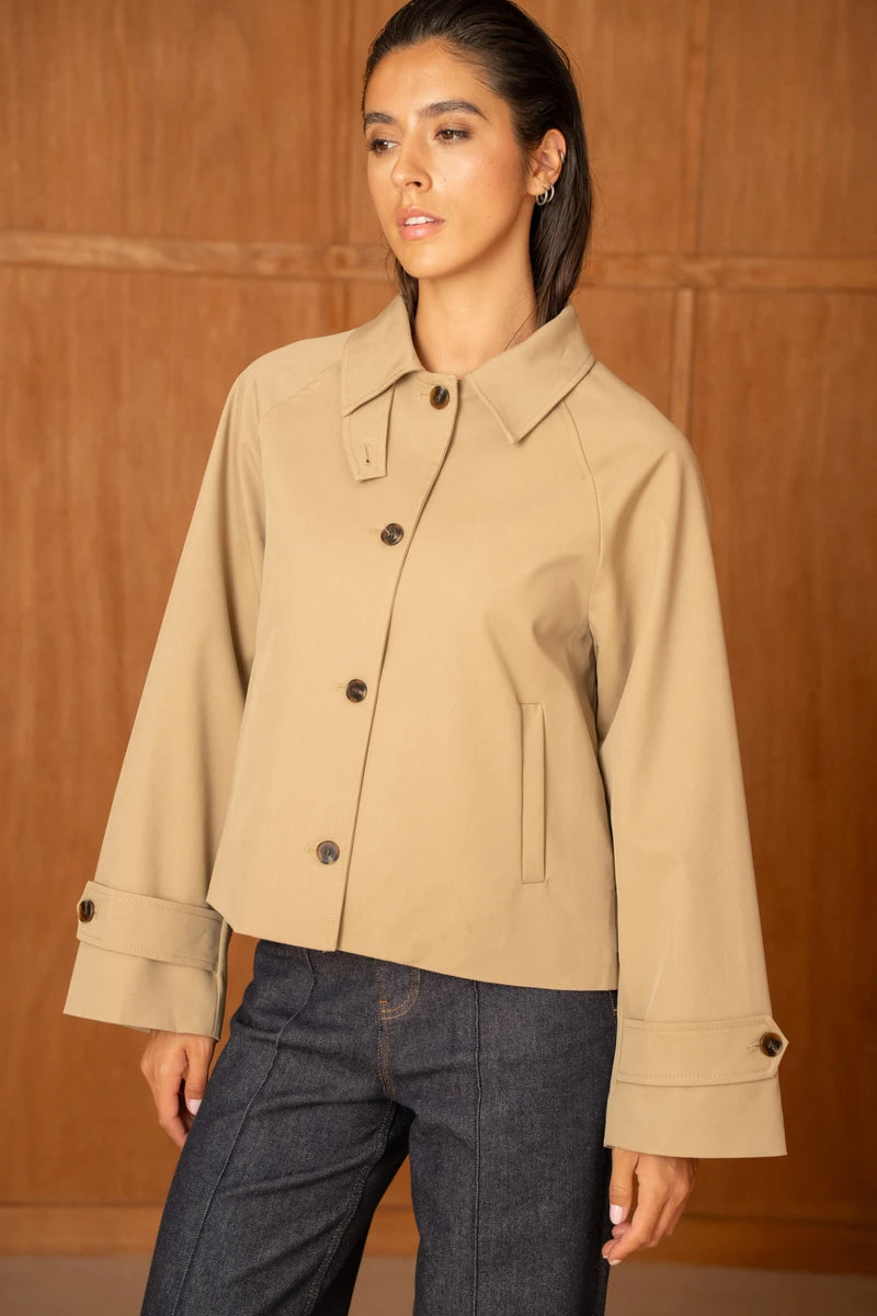 Kurze Jacke mit umwandelbarem Reverskragen