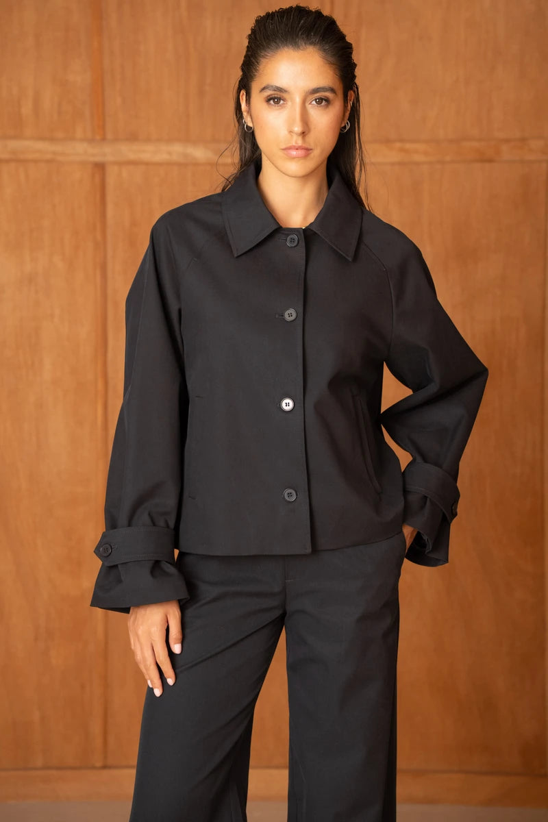 Kurze Jacke mit umwandelbarem Reverskragen