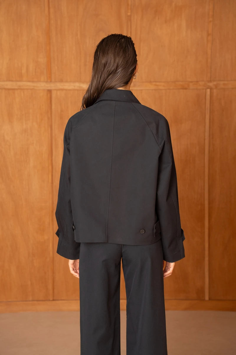 Kurze Jacke mit umwandelbarem Reverskragen