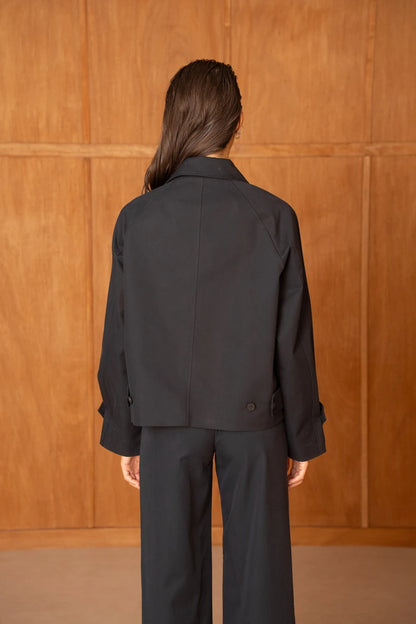 Kurze Jacke mit umwandelbarem Reverskragen