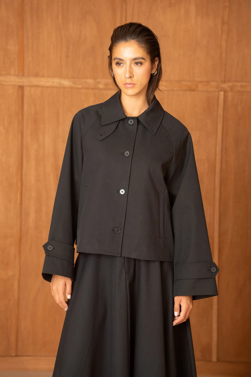 Kurze Jacke mit umwandelbarem Reverskragen