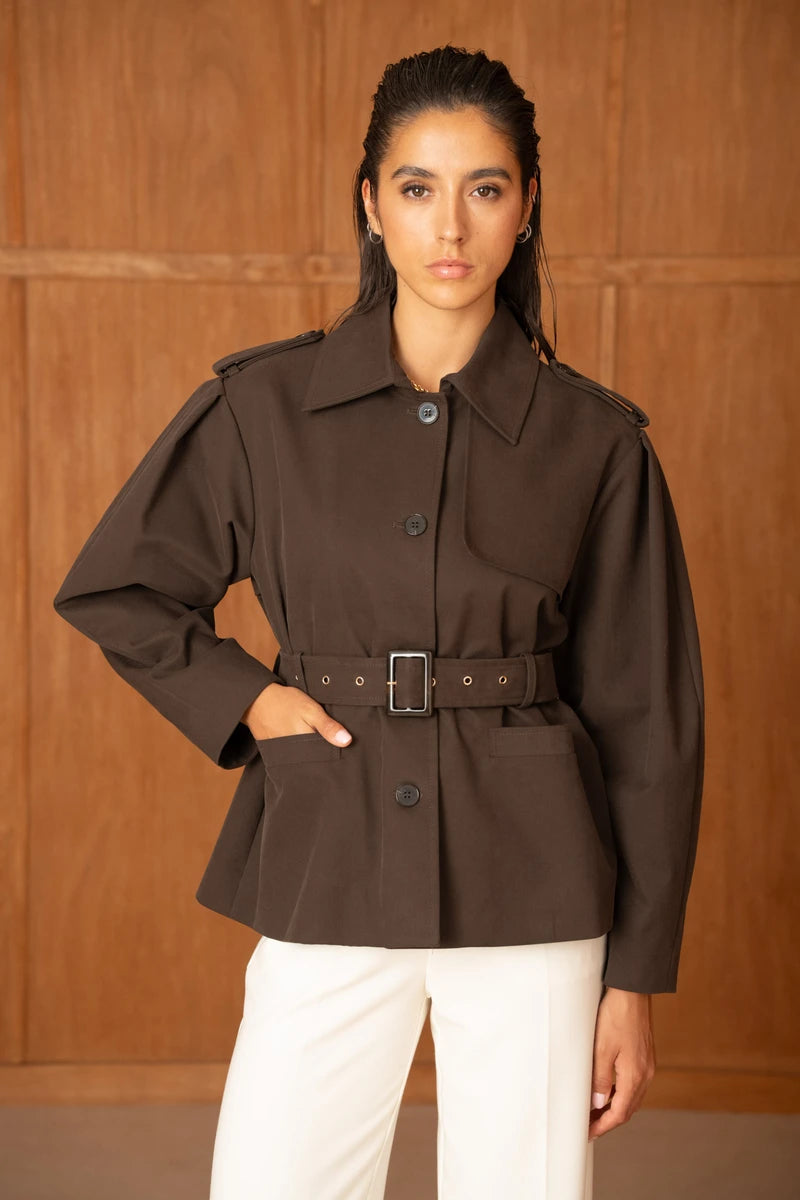 Kurzer Trenchcoat mit Gürtel