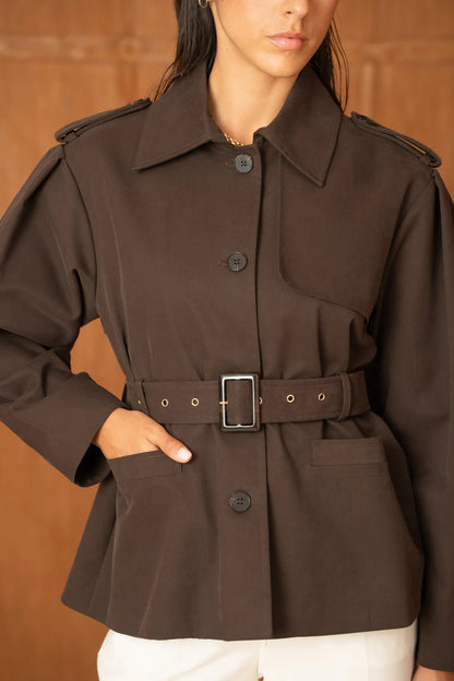 Kurzer Trenchcoat mit Gürtel