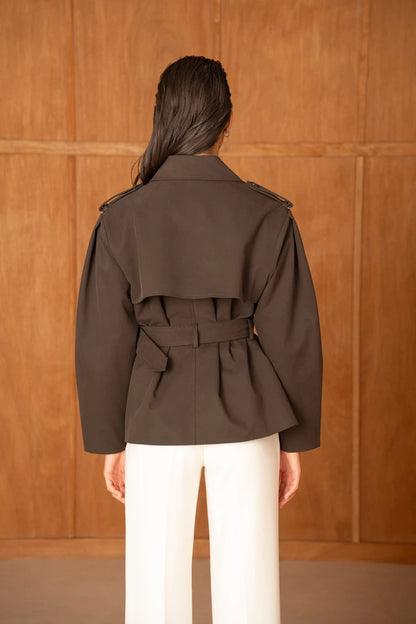 Kurzer Trenchcoat mit Gürtel