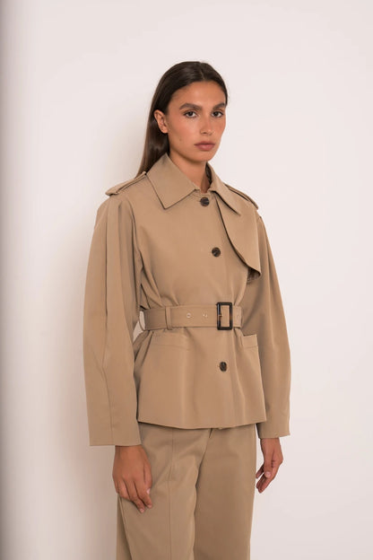 Kurzer Trenchcoat mit Gürtel
