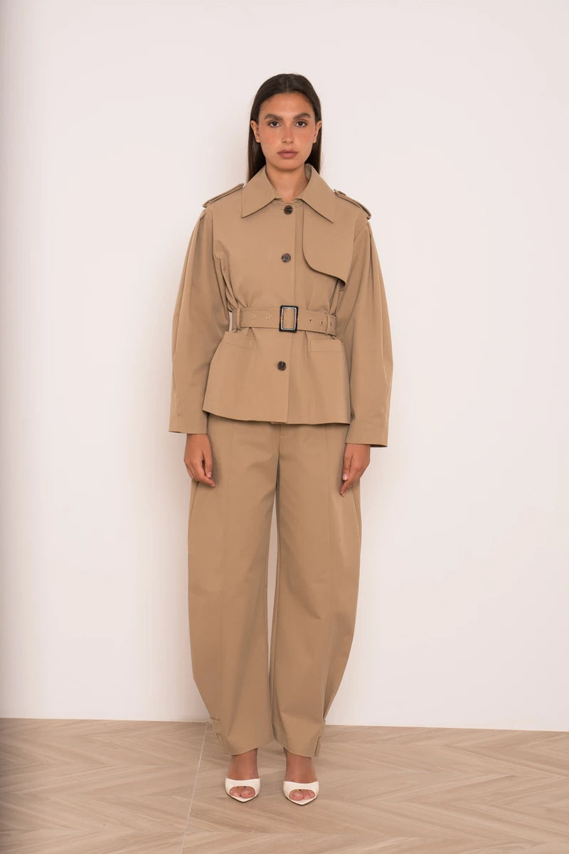 Kurzer Trenchcoat mit Gürtel