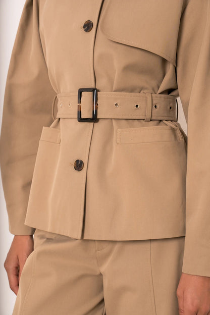 Kurzer Trenchcoat mit Gürtel