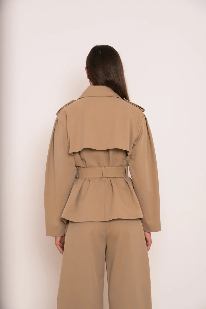 Kurzer Trenchcoat mit Gürtel