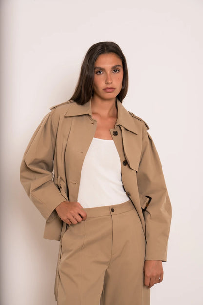 Kurzer Trenchcoat mit Gürtel