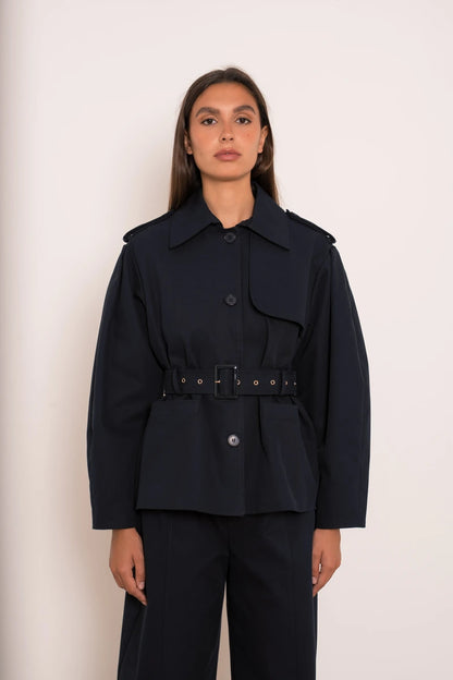 Kurzer Trenchcoat mit Gürtel