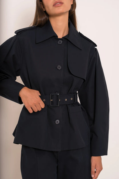 Kurzer Trenchcoat mit Gürtel