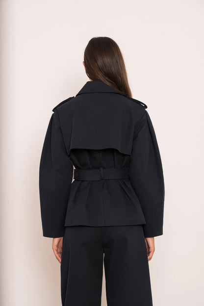 Kurzer Trenchcoat mit Gürtel