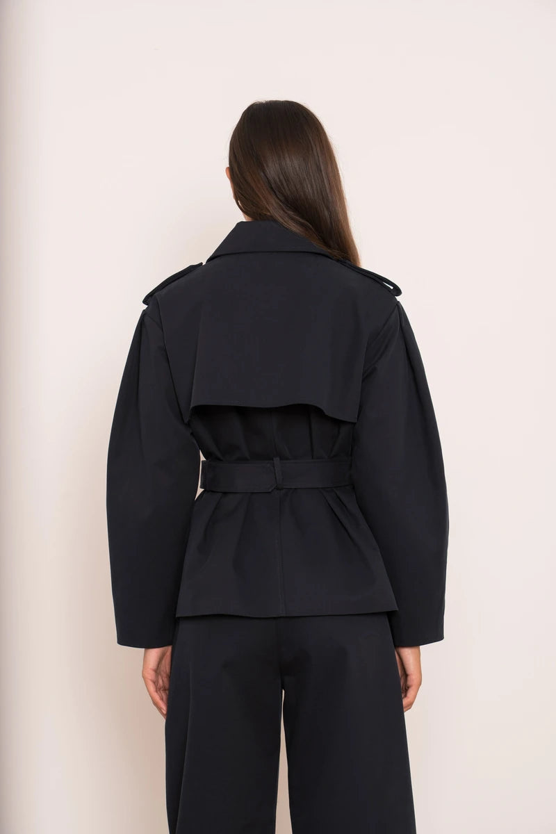Kurzer Trenchcoat mit Gürtel