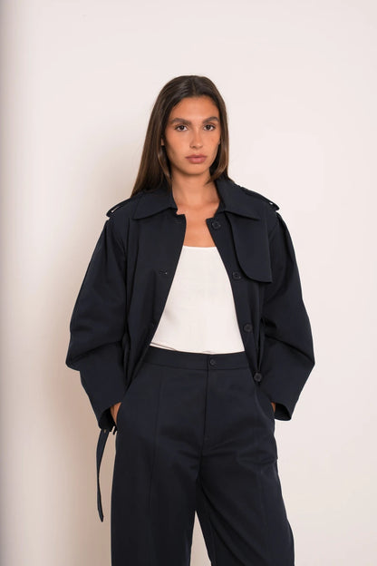 Kurzer Trenchcoat mit Gürtel