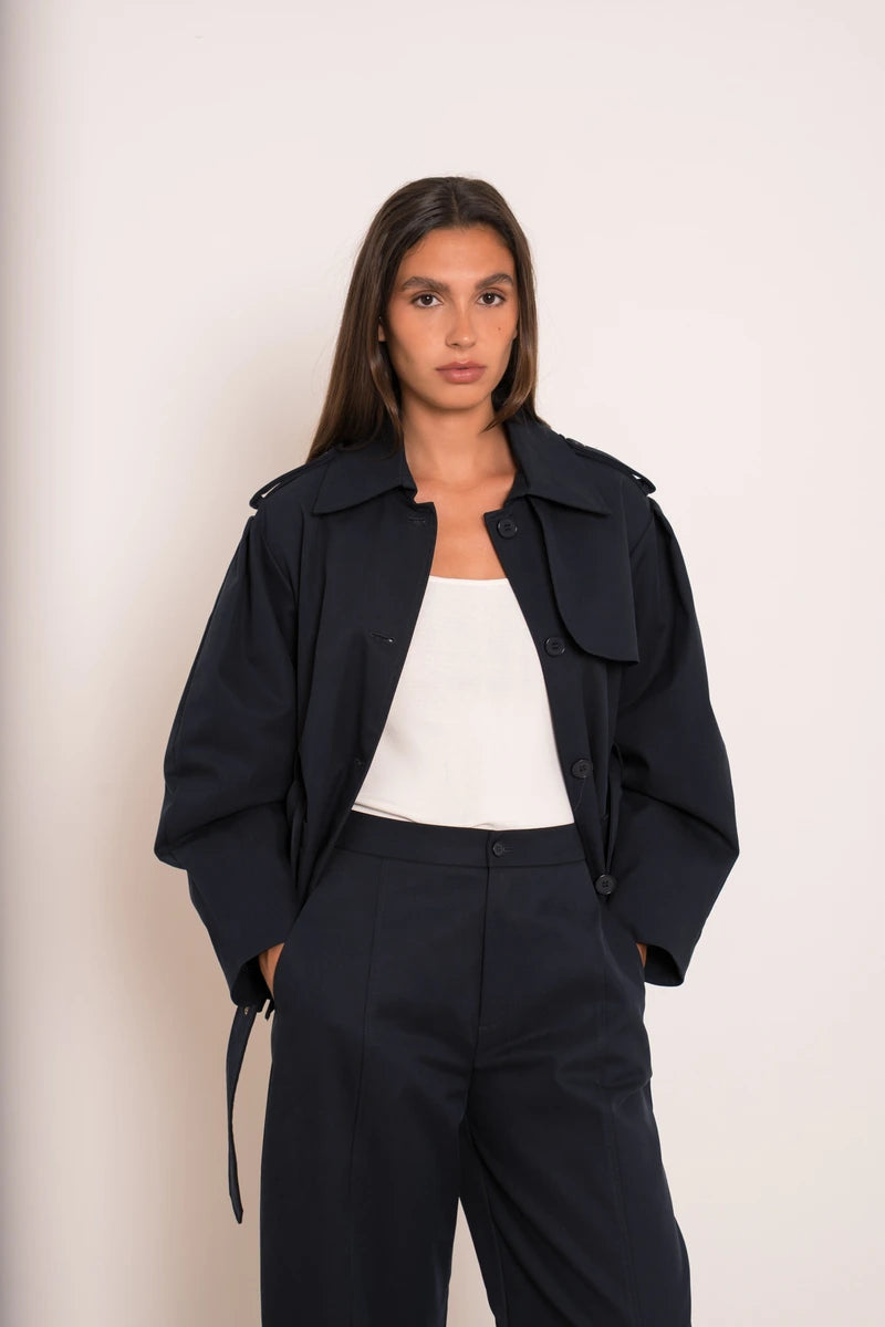 Kurzer Trenchcoat mit Gürtel