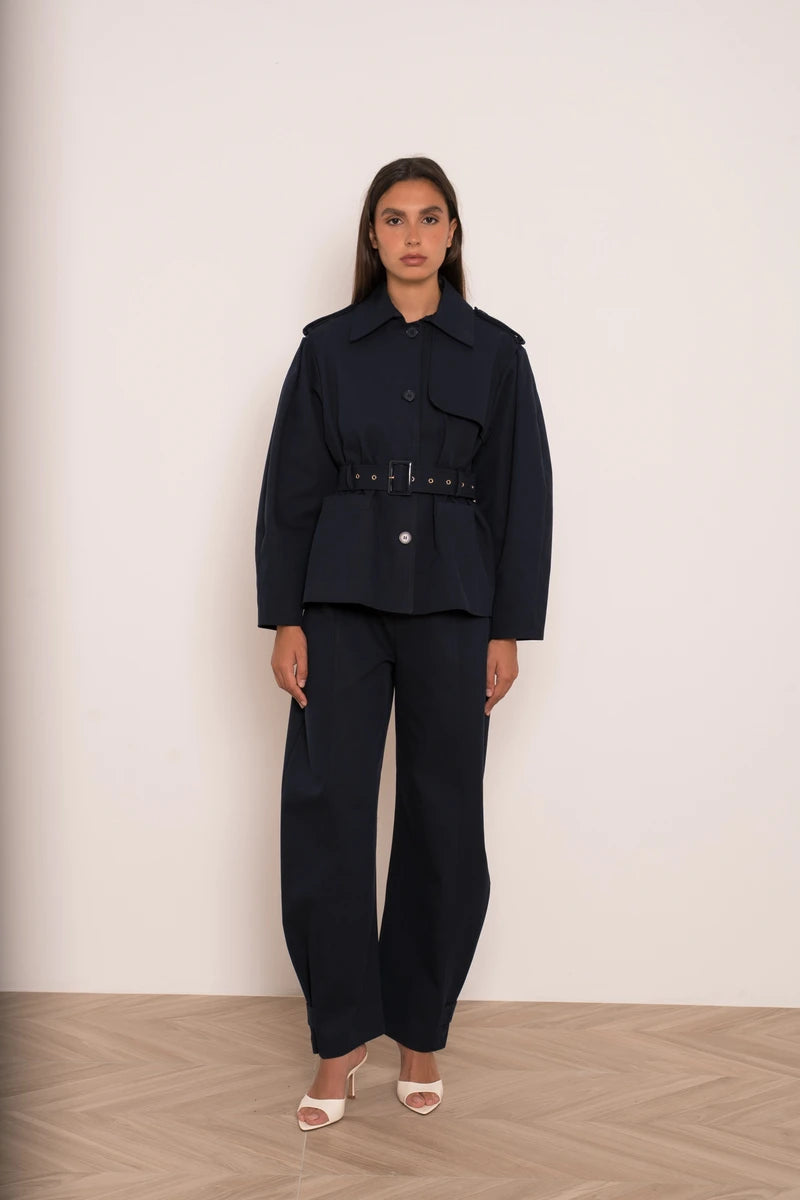 Kurzer Trenchcoat mit Gürtel