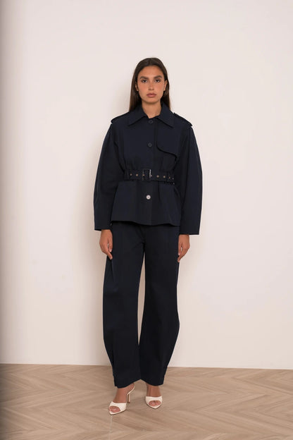 Kurzer Trenchcoat mit Gürtel