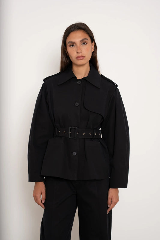 Kurzer Trenchcoat mit Gürtel