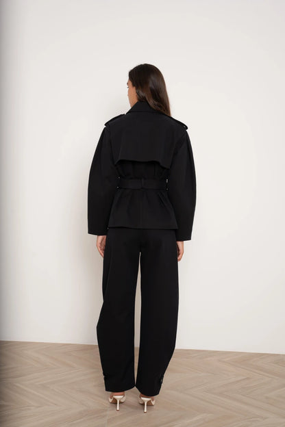 Kurzer Trenchcoat mit Gürtel
