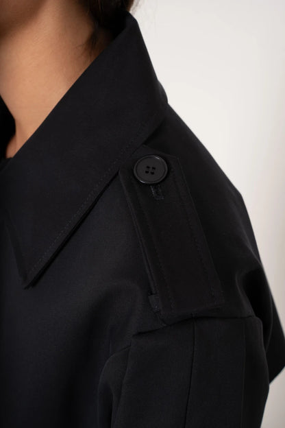 Kurzer Trenchcoat mit Gürtel