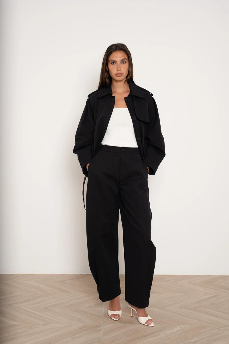 Kurzer Trenchcoat mit Gürtel
