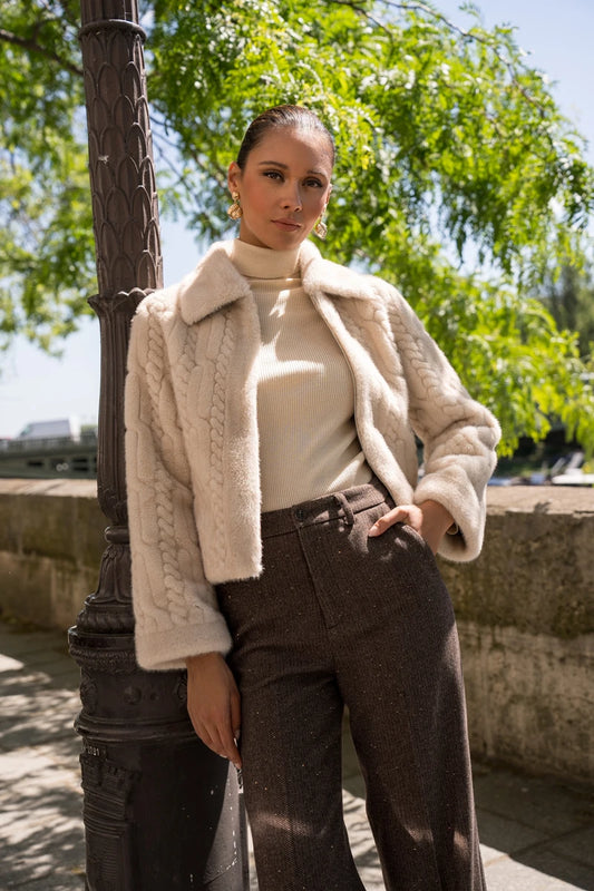 Kurze Kunstpelzjacke mit Strickmuster