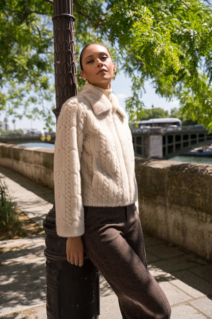 Kurze Kunstpelzjacke mit Strickmuster