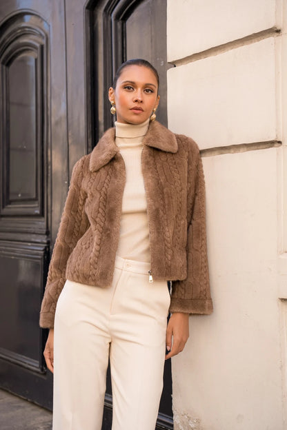 Kurze Kunstpelzjacke mit Strickmuster