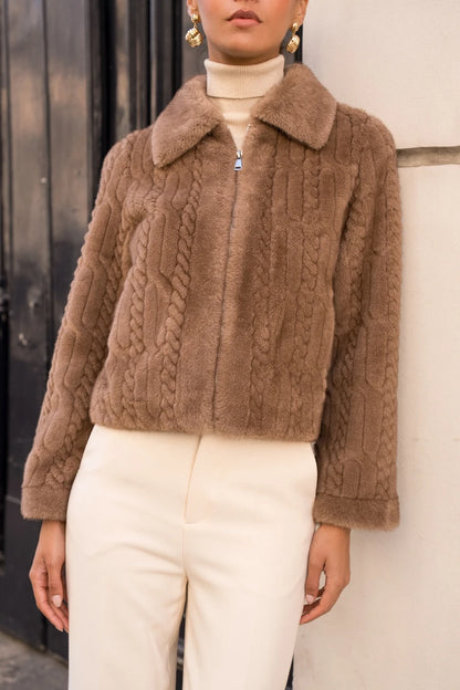 Kurze Kunstpelzjacke mit Strickmuster