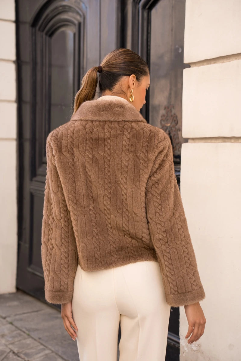 Kurze Kunstpelzjacke mit Strickmuster