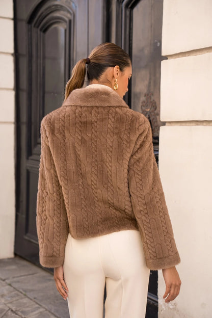 Kurze Kunstpelzjacke mit Strickmuster
