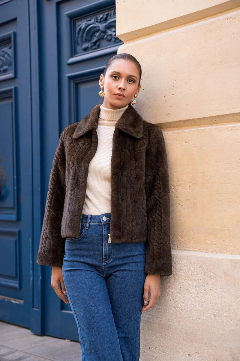 Kurze Kunstpelzjacke mit Strickmuster