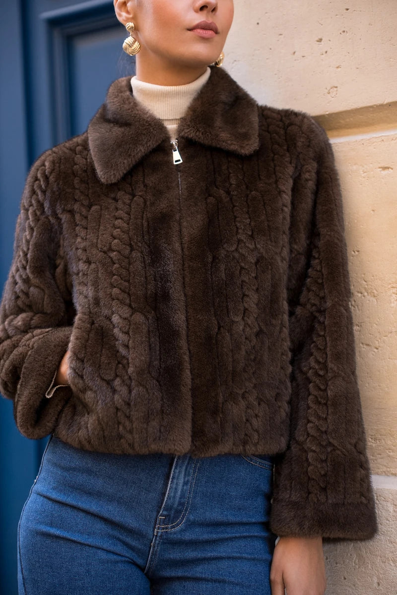 Kurze Kunstpelzjacke mit Strickmuster