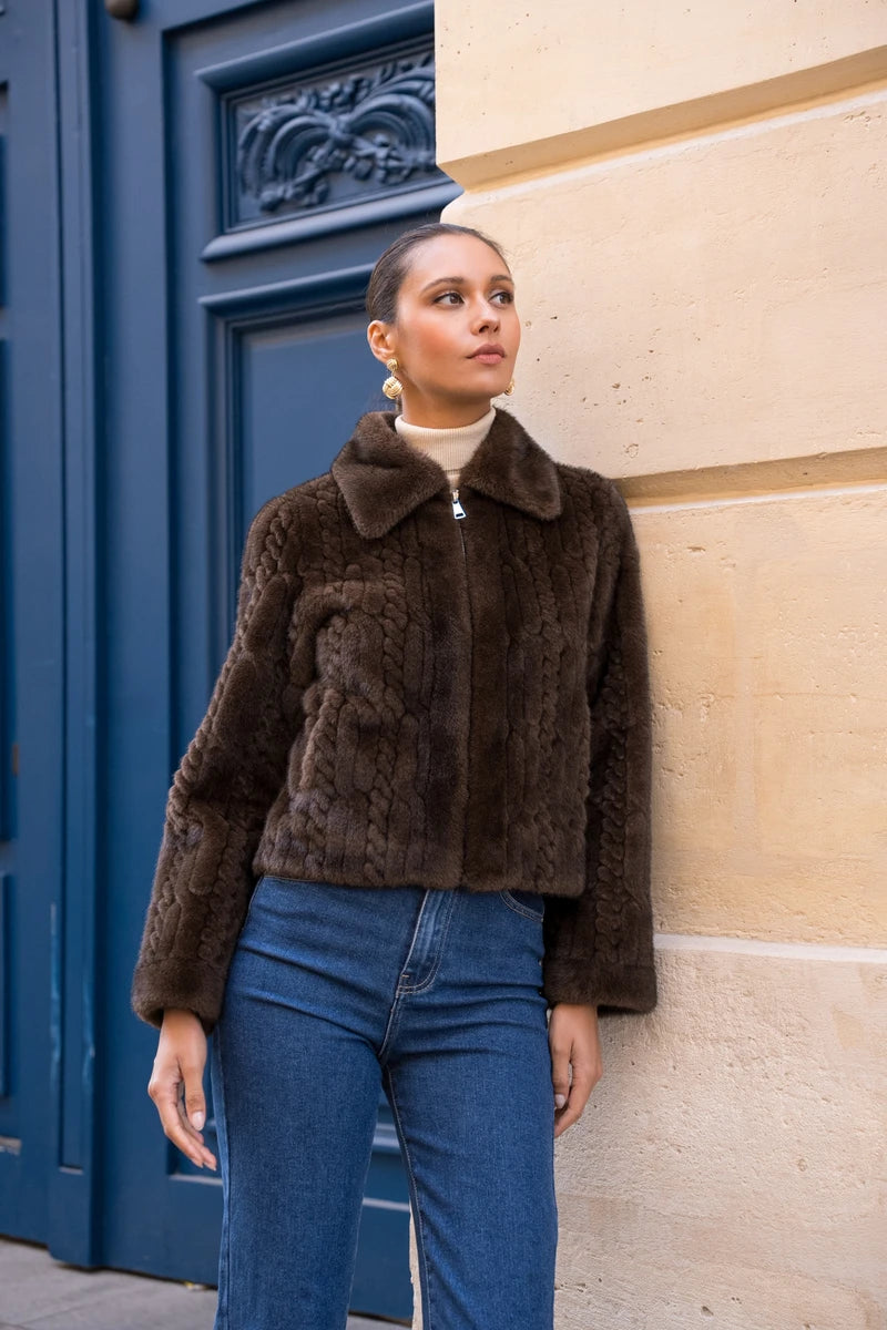 Kurze Kunstpelzjacke mit Strickmuster