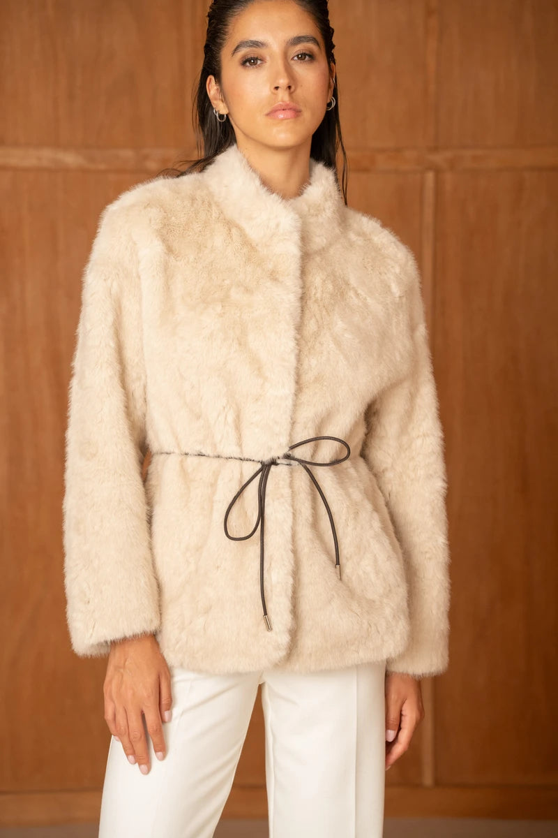 Mittellange Jacke mit Gürtel aus Kunstpelz