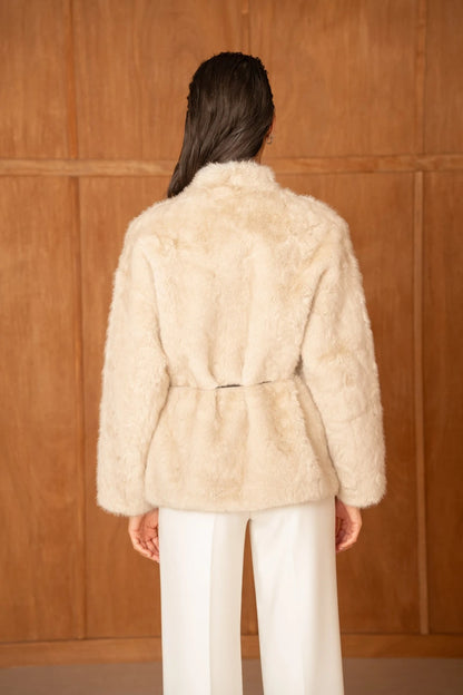 Mittellange Jacke mit Gürtel aus Kunstpelz