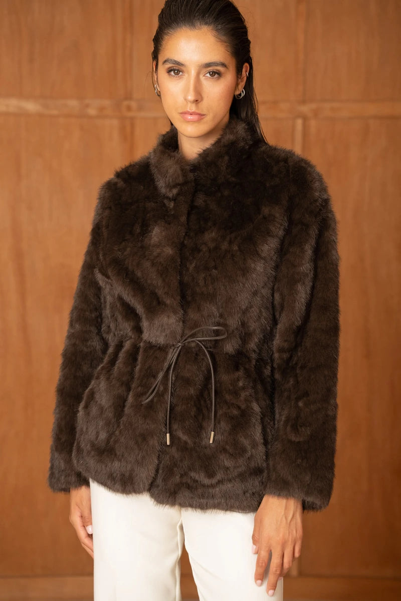Mittellange Jacke mit Gürtel aus Kunstpelz