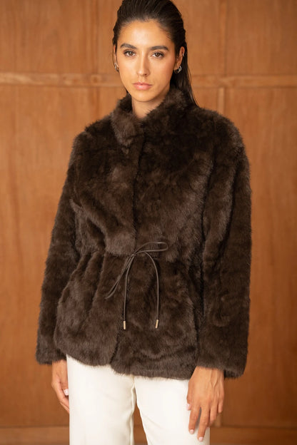 Mittellange Jacke mit Gürtel aus Kunstpelz