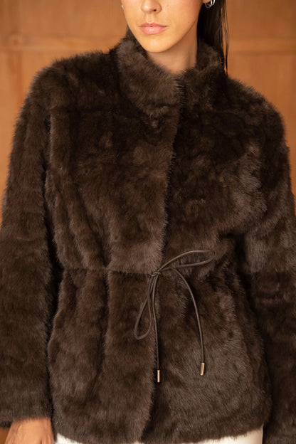 Mittellange Jacke mit Gürtel aus Kunstpelz