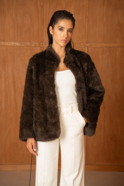 Mittellange Jacke mit Gürtel aus Kunstpelz