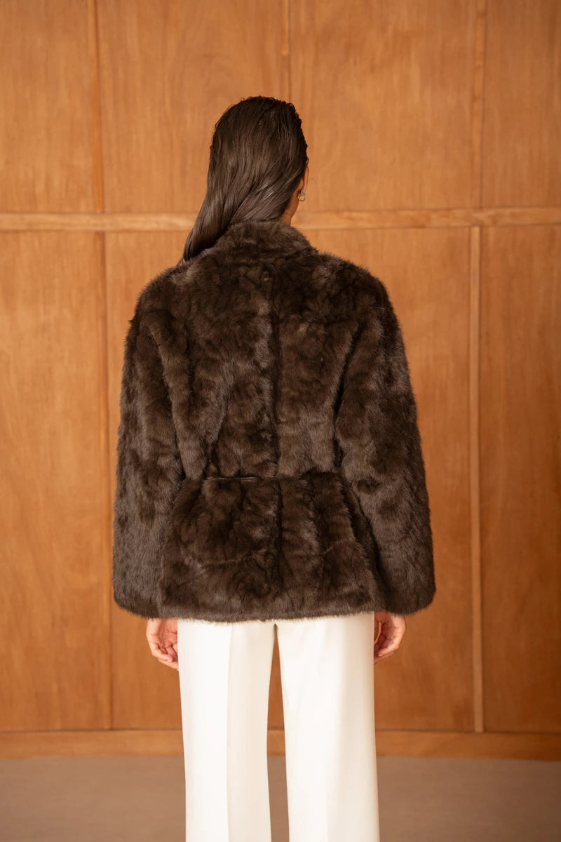 Mittellange Jacke mit Gürtel aus Kunstpelz