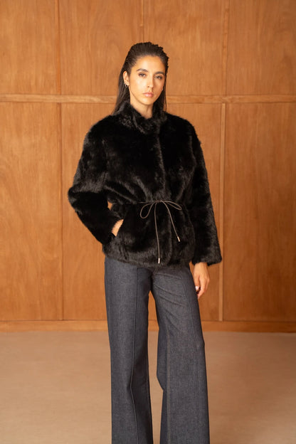 Mittellange Jacke mit Gürtel aus Kunstpelz