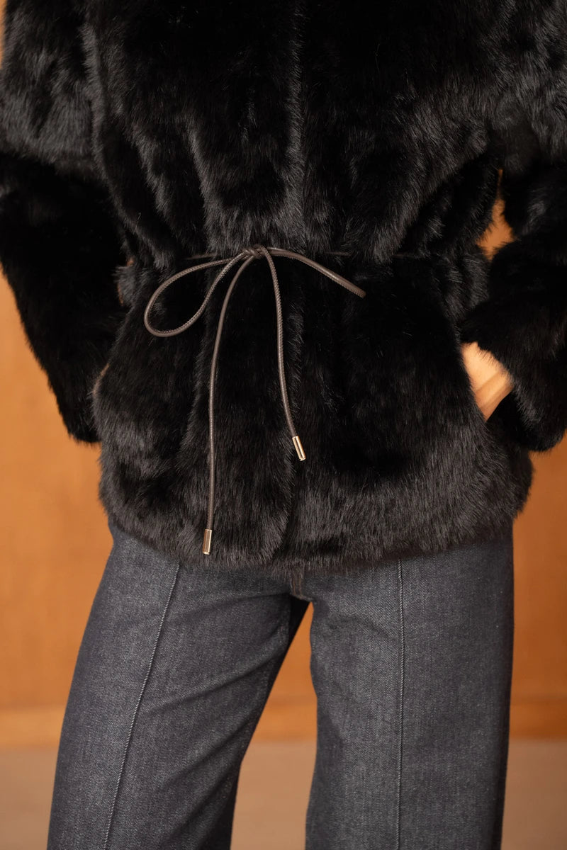 Mittellange Jacke mit Gürtel aus Kunstpelz