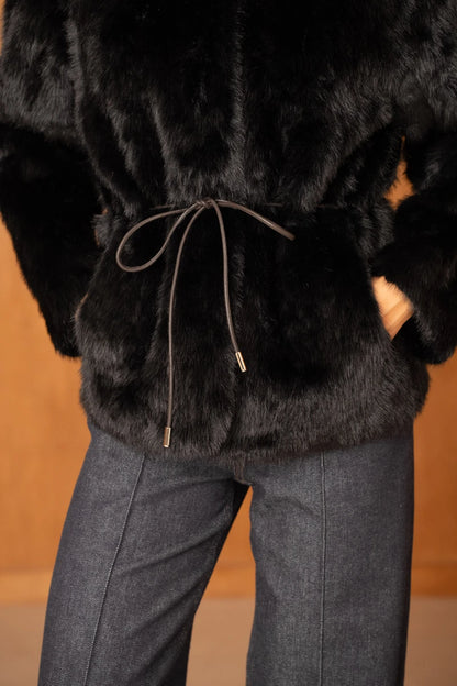 Mittellange Jacke mit Gürtel aus Kunstpelz