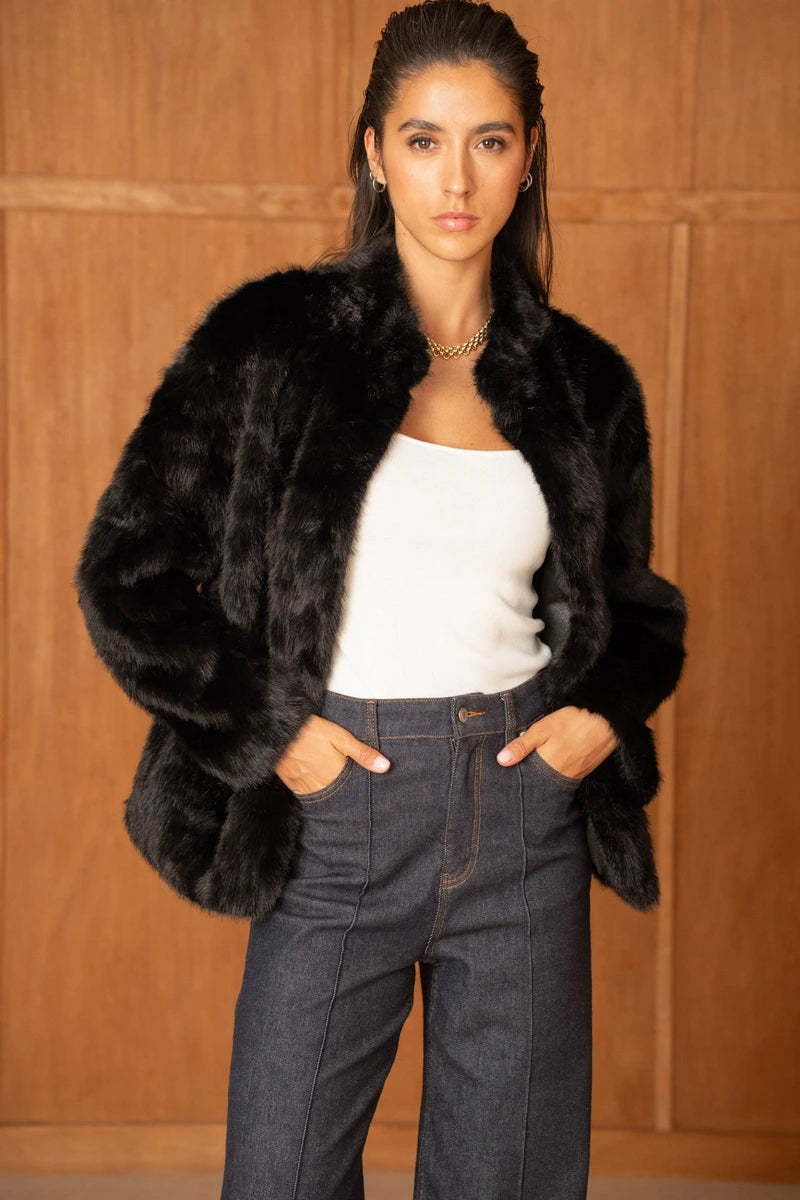 Mittellange Jacke mit Gürtel aus Kunstpelz